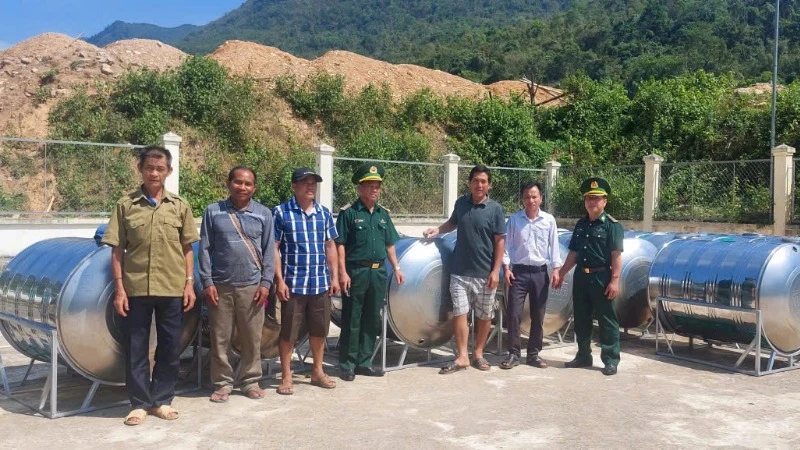 Trao tặng bồn nước cho đồng bào vùng biên giới Việt-Lào